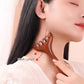 🛒 KØB 1, FÅ 1 GRATIS! ✨ 6-SPIDSET MERIDIANKAM – Akupressur-hovedbundsmassager og hårfjerner, forbedrer blodcirkulationen og afslapningen, naturligt trædesign 🌿💆‍♀️