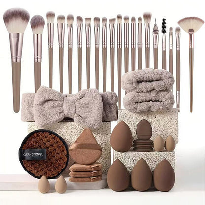Alt-i-ét-sæt med makeupbørster og svampe