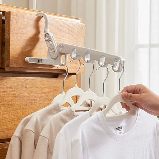🧥📦 Sammenklappelig tøjbøjle – 5 kroge, pladsbesparende, perfekt til rejser!