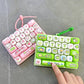 ⌨️ 50 % RABAT I BEGRÆNSET PERIODE! 🐱 Sød nøglering med tastaturknapper – taktil trykfunktion, dyremotiv, let at have med ✨